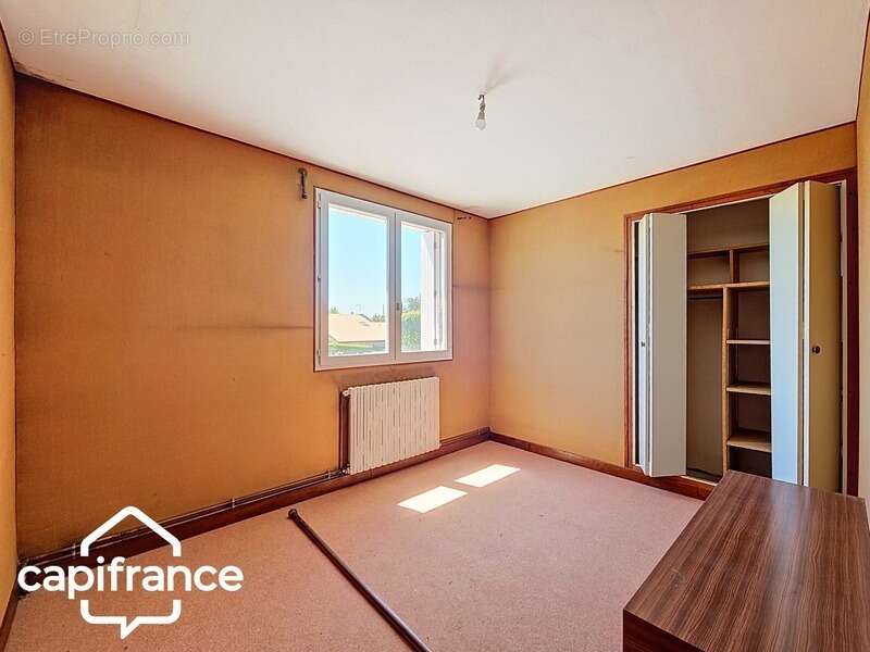 Local d’activité 260 m² + logement 132 m² – parking privé – terrain 1 690 m² – forte visibilité – Thouars (79100) - photo 23