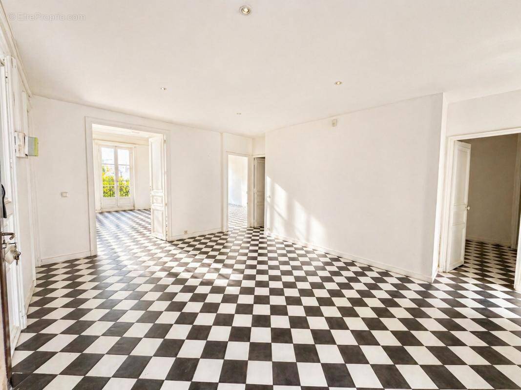 Appartement à MARSEILLE-1E