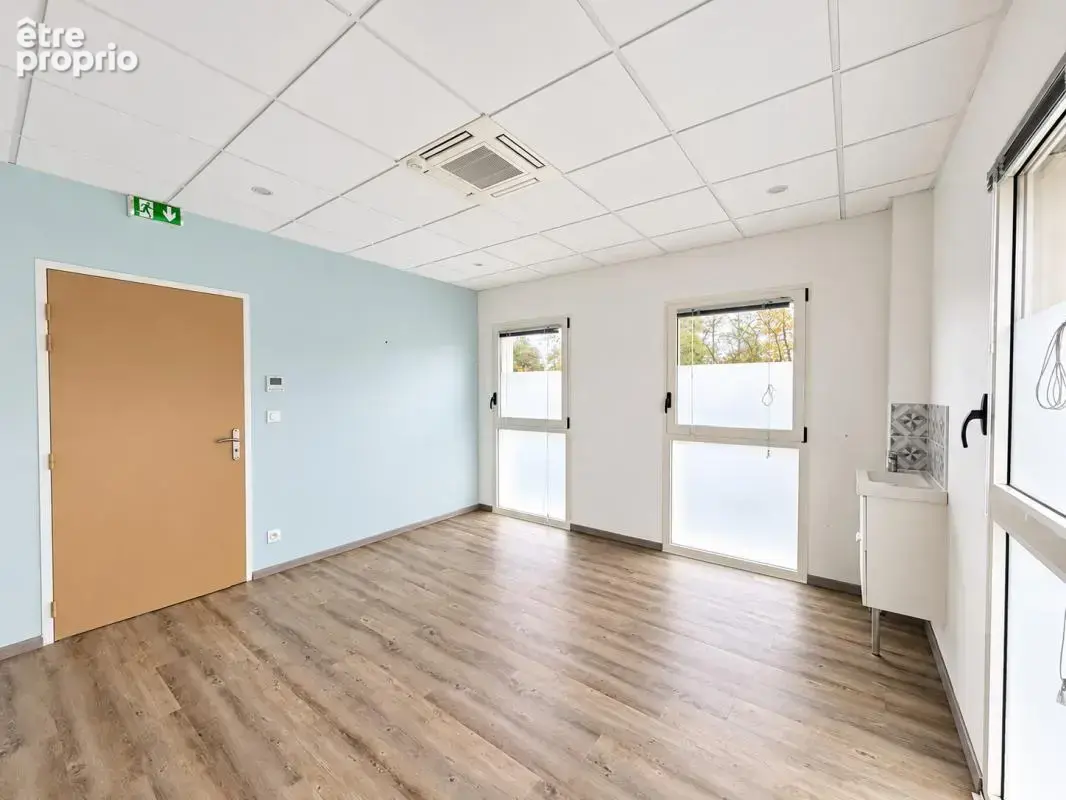A PAREMPUYRE - Local de 81 m² avec parkings - photo 4