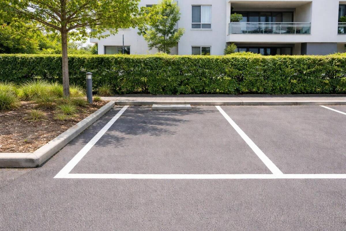 Photo 1 - Parking à MERIGNAC