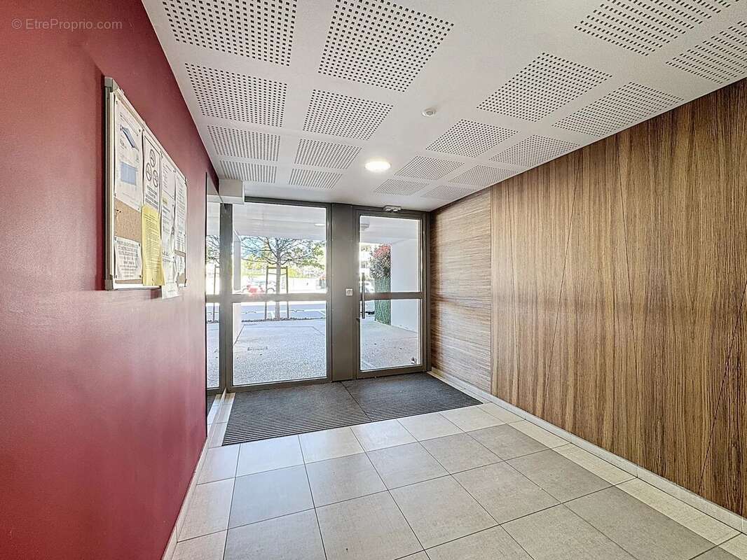 Très beau T2 46m2 + terrasse de 13m2 et 2 places de stationnements - photo 12