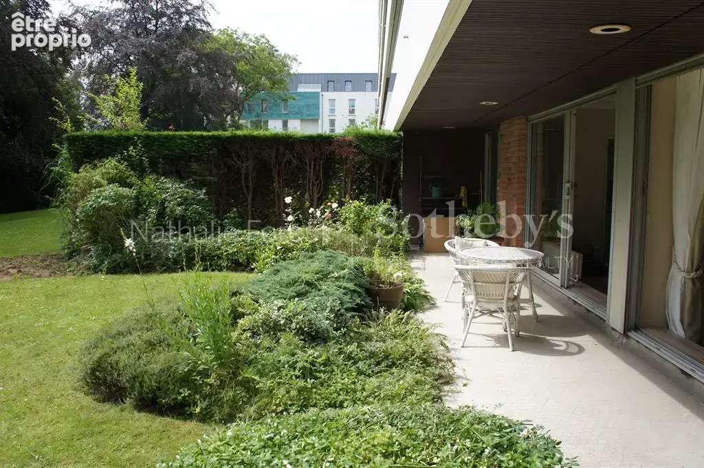 Croix barbieux! splendide type iv en rdc avec jardin prive, 2 parkings securises, cave. - photo 5