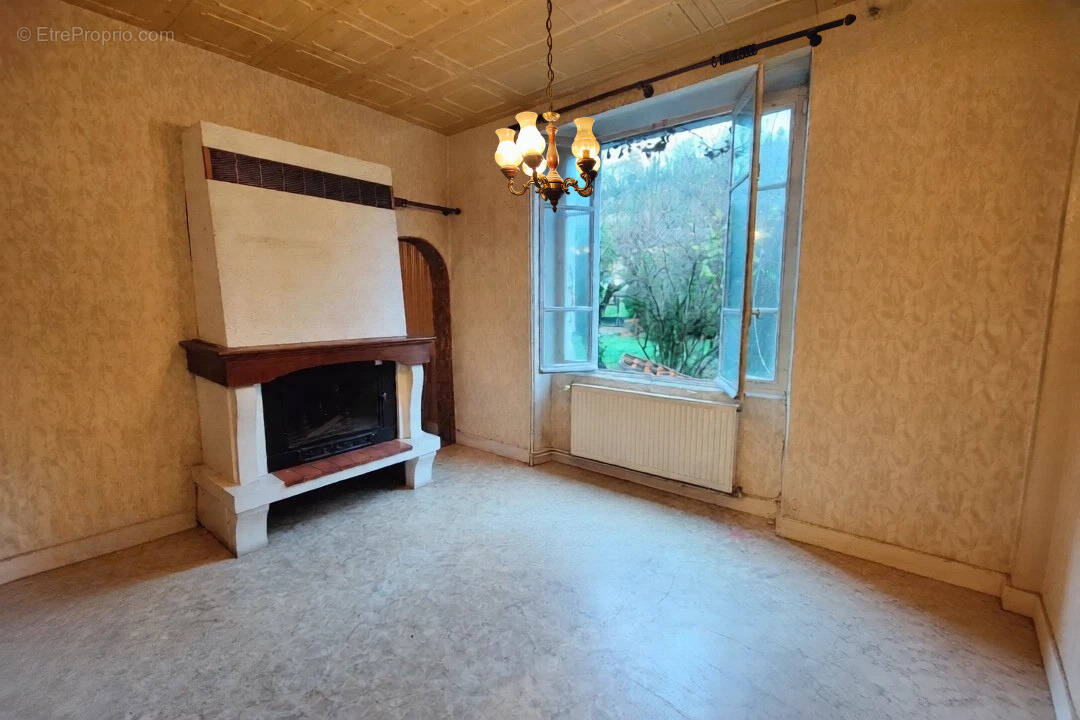 Maison à SAINT-CLAIR-DE-LA-TOUR