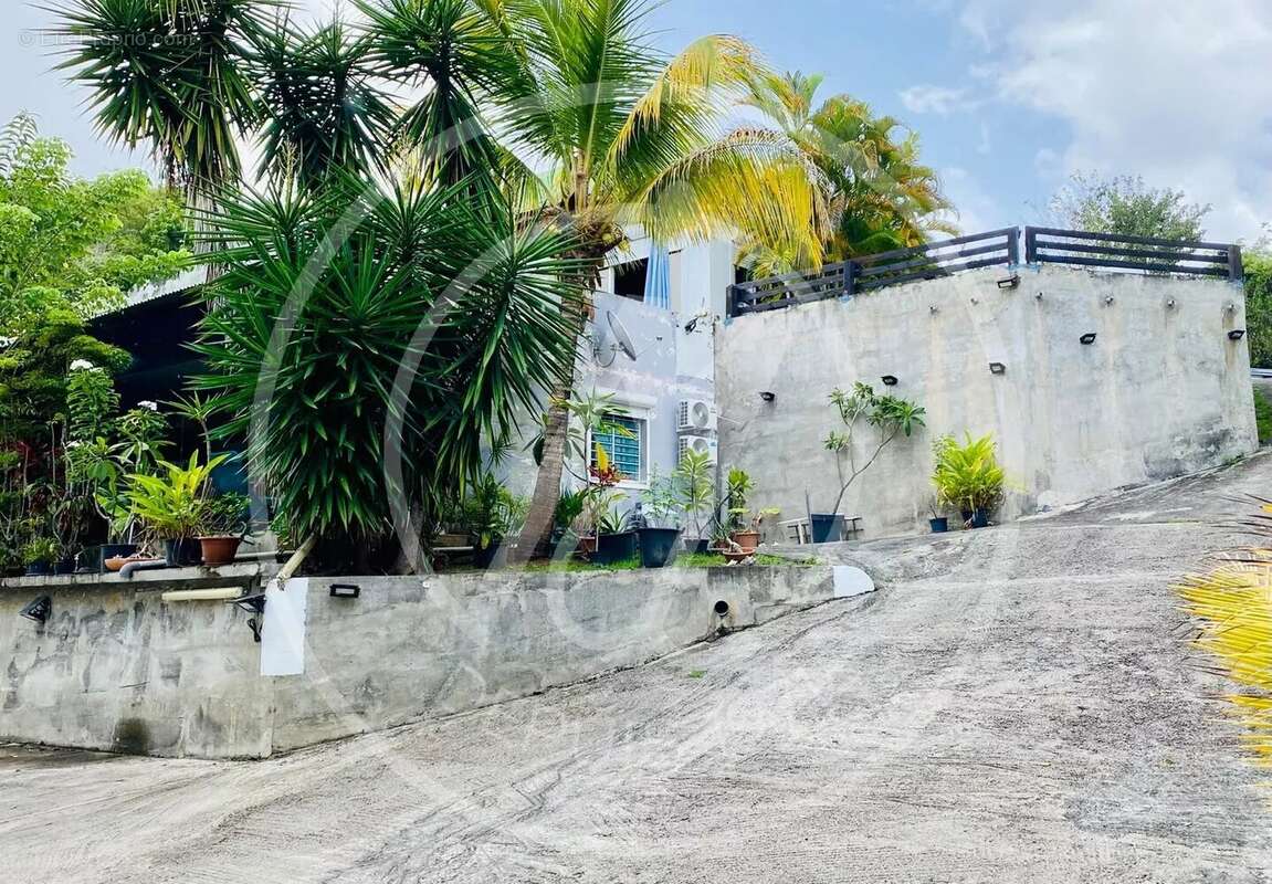 À vendre  1 029 000 € – Grande maison familiale & investissement locatif – Le Gosier - photo 5