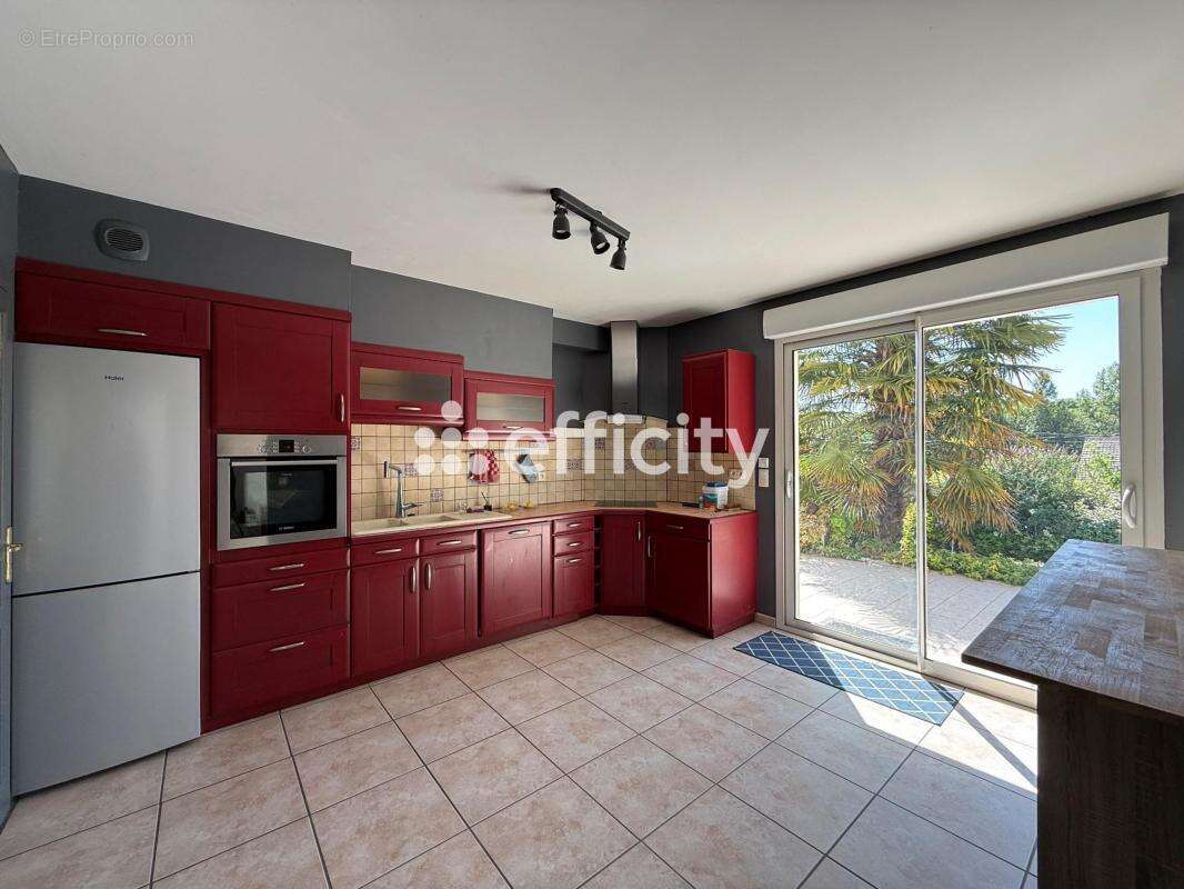 Maison 213 m² à Saint-Epain  - photo 3