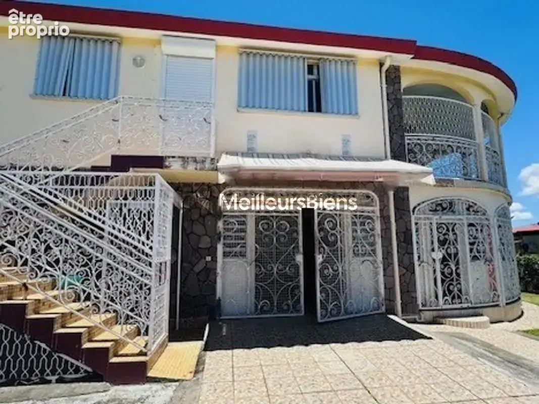 Baisse de prix !!! a vendre sur baie mahault proche commoditees grande villa  de 392 m² sur 796 m² de terrain - photo 2