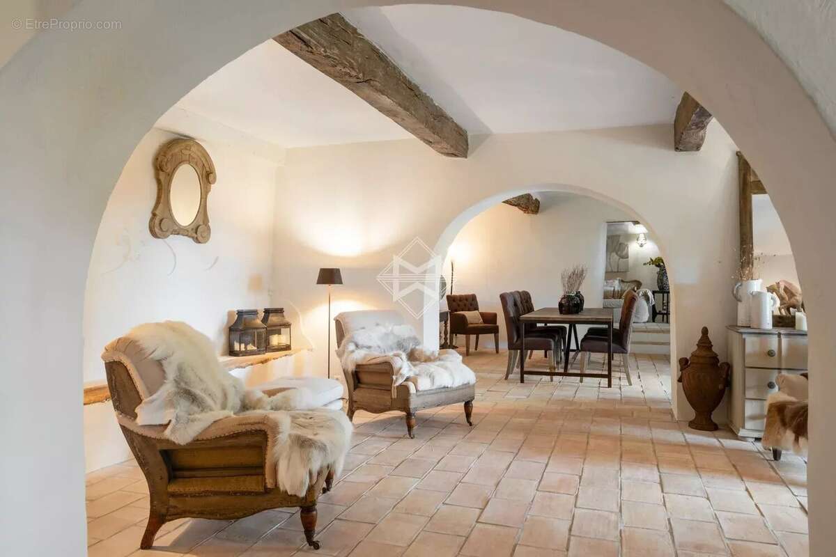 Maison à CHATEAUNEUF-GRASSE