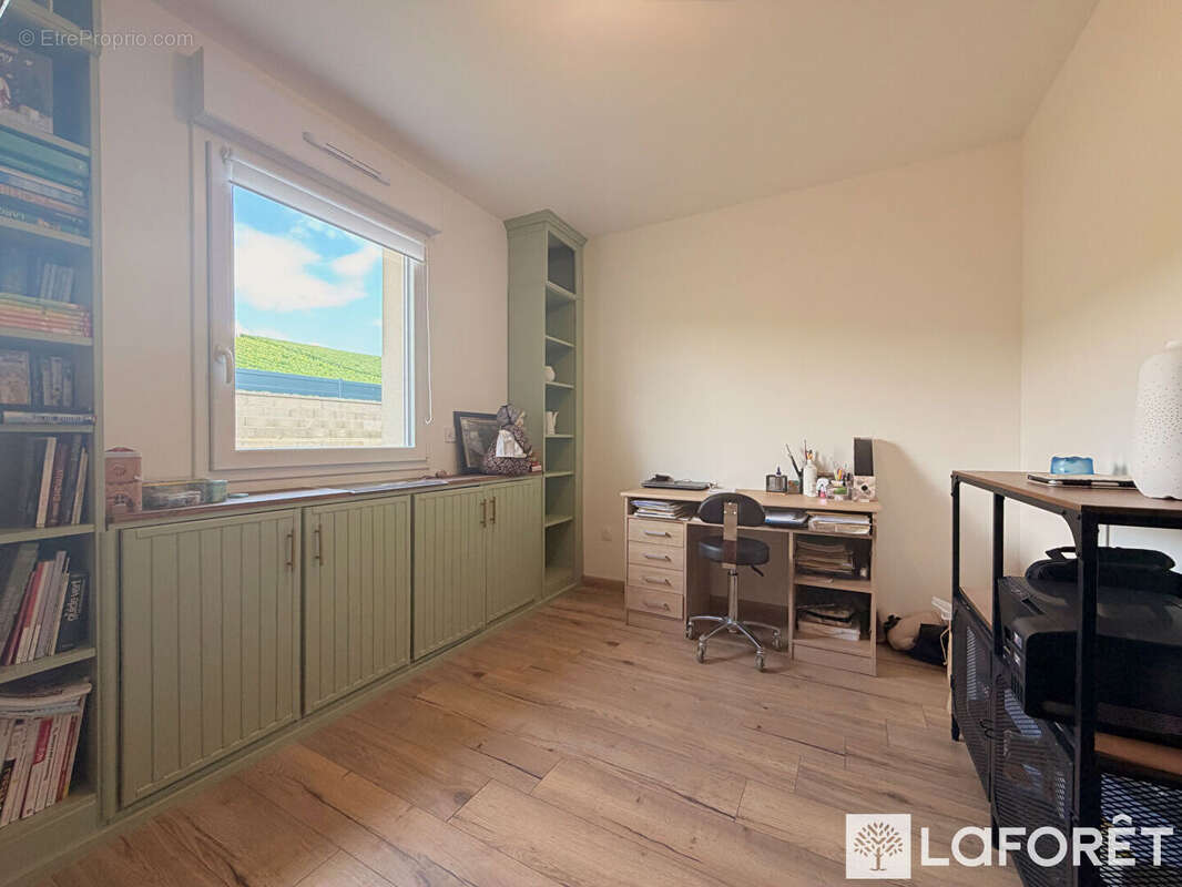A Vendre, Maison de plain-pied, 4 chambres, garage, jardin, Cuchery - photo 3