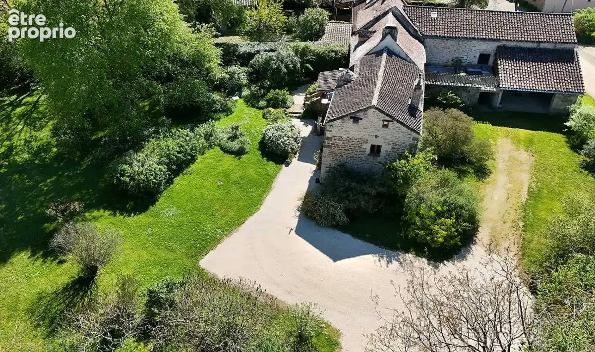 Belle et grande bâtisse dans un hameau. - photo 4