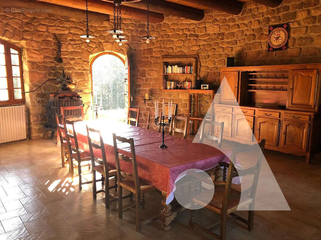 Maison à SAINT-APOLLINAIRE-DE-RIAS