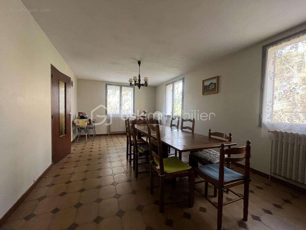 Maison à SAINT-PIERRE-DE-CHIGNAC