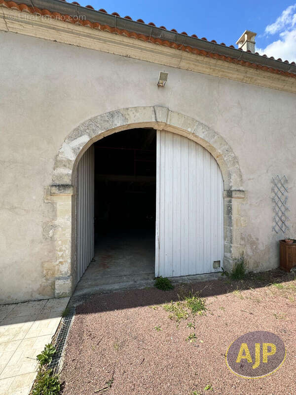 Maison à JARNAC-CHAMPAGNE