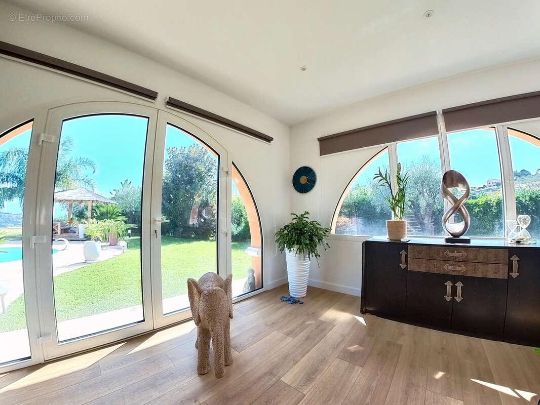 Maison à SAINT-LAURENT-DU-VAR