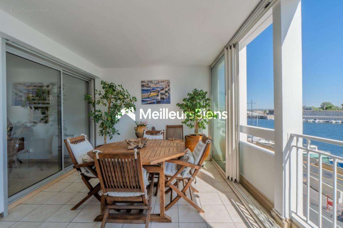 Sète, centre appartement 2 chambres de 96,85 m² avec vue sur quai ! - photo 2