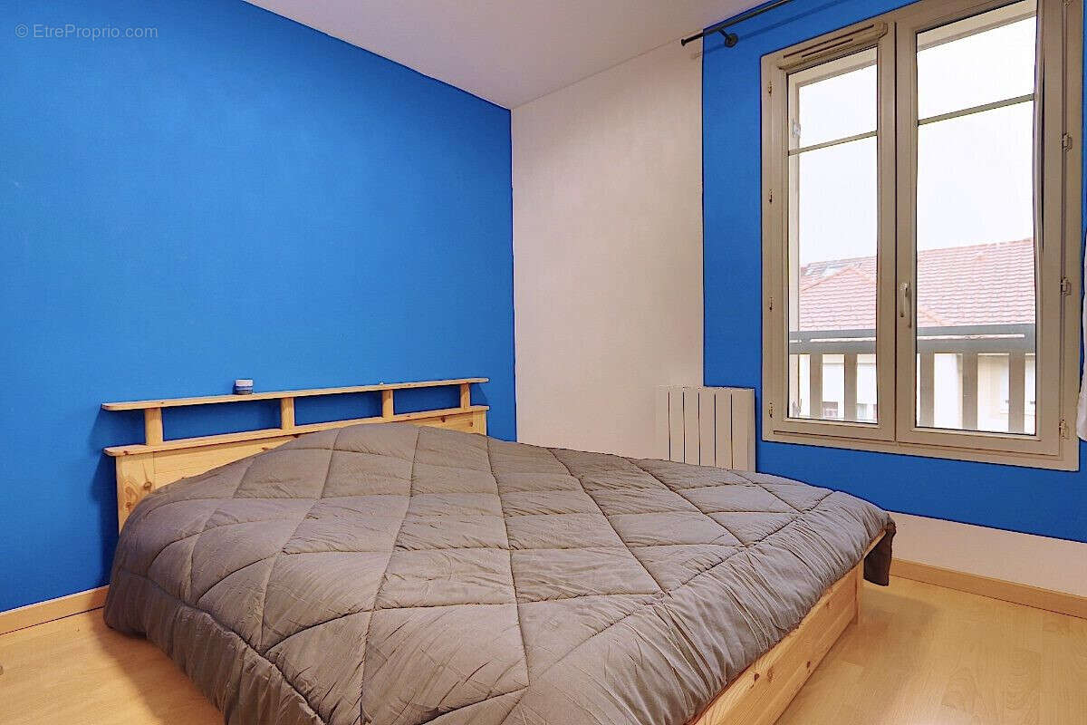 Chambre 1 avec placards - Appartement à VILLY-LE-PELLOUX