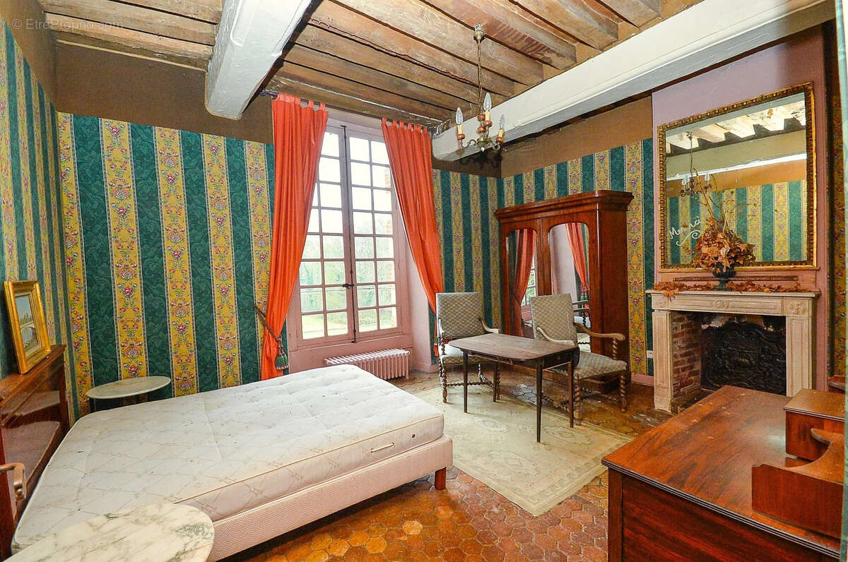 Maison à DOUAINS