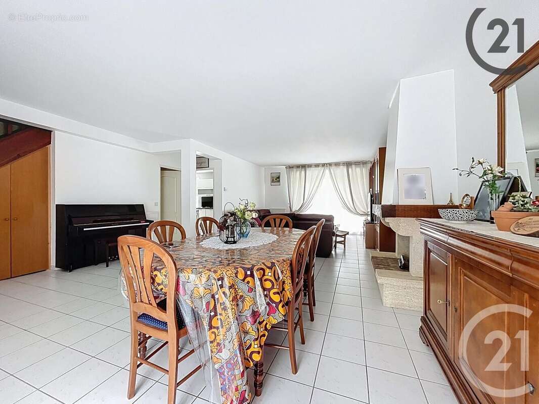 Maison à SAVIGNY-LE-TEMPLE