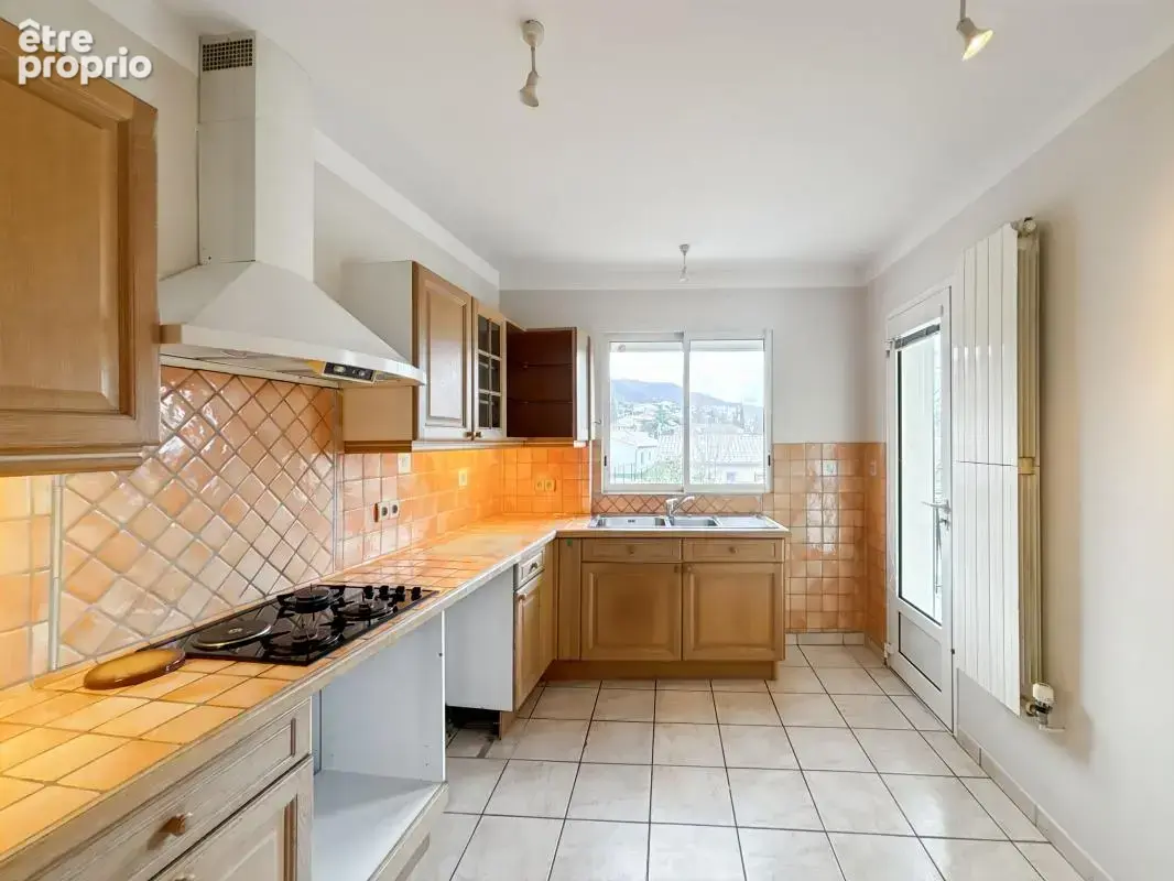 Belle maison Rénovée composée de deux logements , un type 4 et un type 2. Bâtie sur une parcelle de 800 m2 , cette charmante mai - photo 16