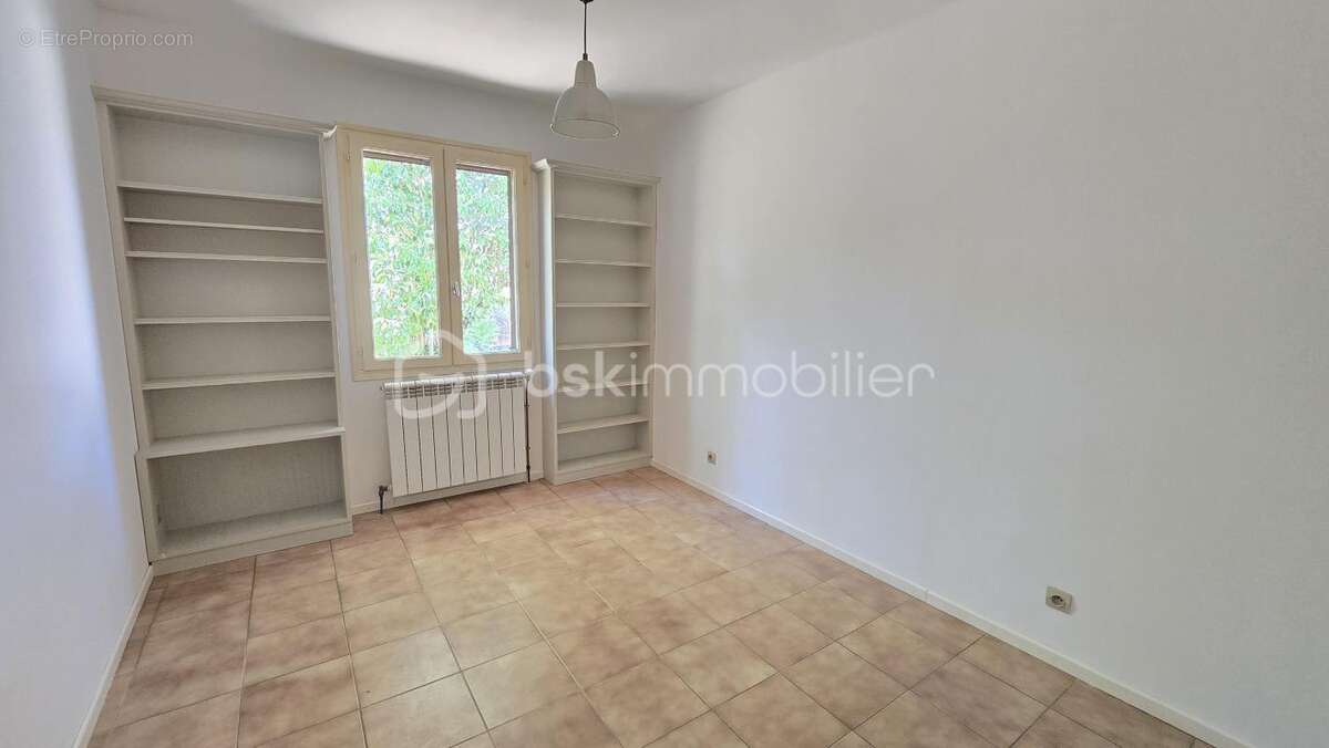 Lauris – Villa  de plain-pied avec dépendance indépendante et jardin - photo 5