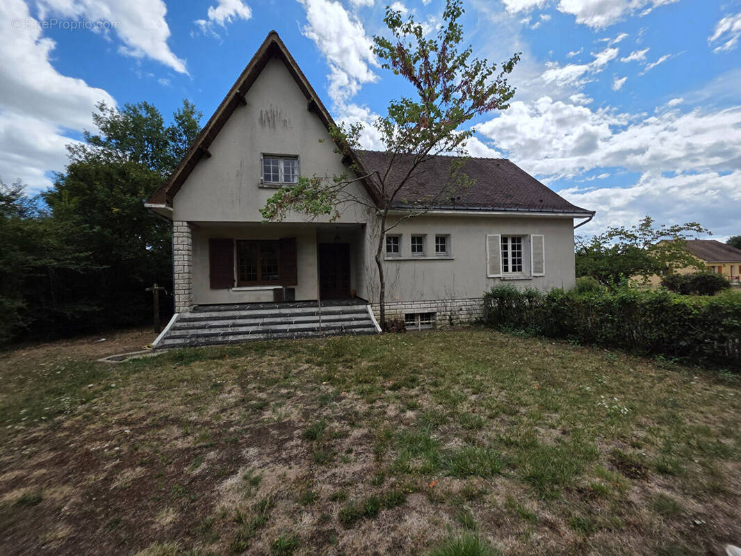 Maison à AZAY-LE-FERRON