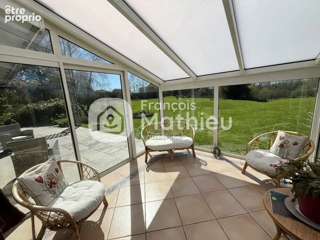 Chalamont : Jolie maison traditionnelle 350m2 hab + dépendances - piscine et terrain de 3 hectares - photo 4