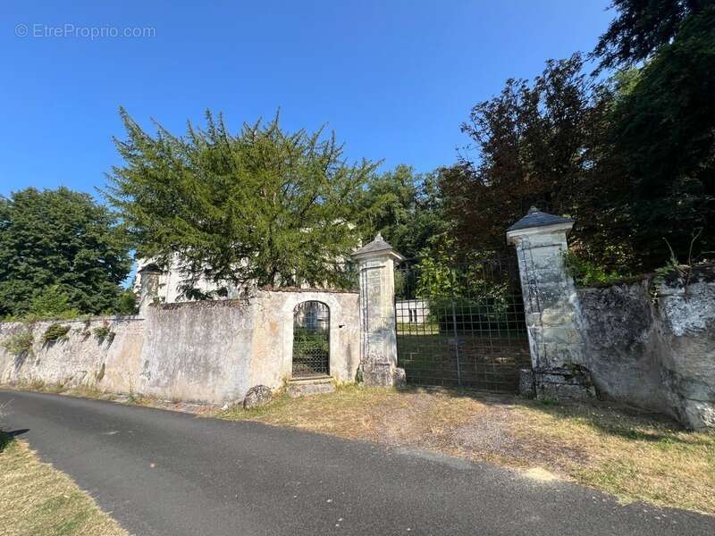 Sublime château édifié au XVI°et remanié au XIX° surblomblant la vallée de la Loire entre Amboise et Tours - photo 26