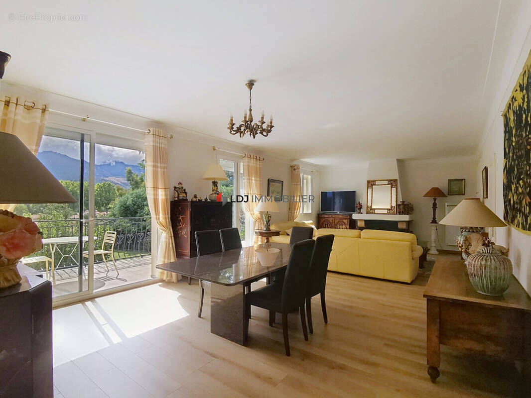 Maison 247 m² à Prades  - photo 2