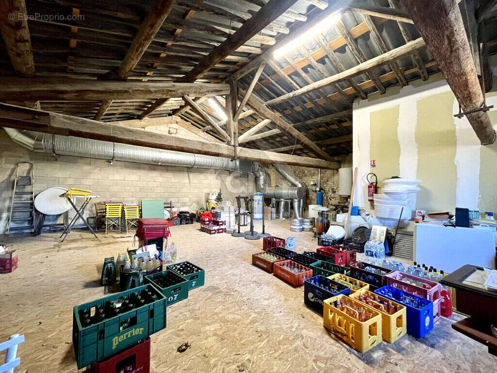 Commerce à AIGUES-VIVES