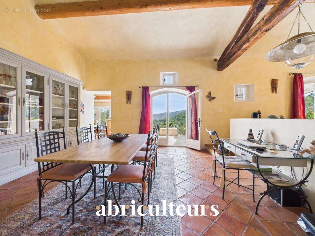 Magnifique villa de 296 m² avec piscine, sauna, spa, terrain de 1,2 ha et vue exceptionnelle à Rognes (13840) - photo 10