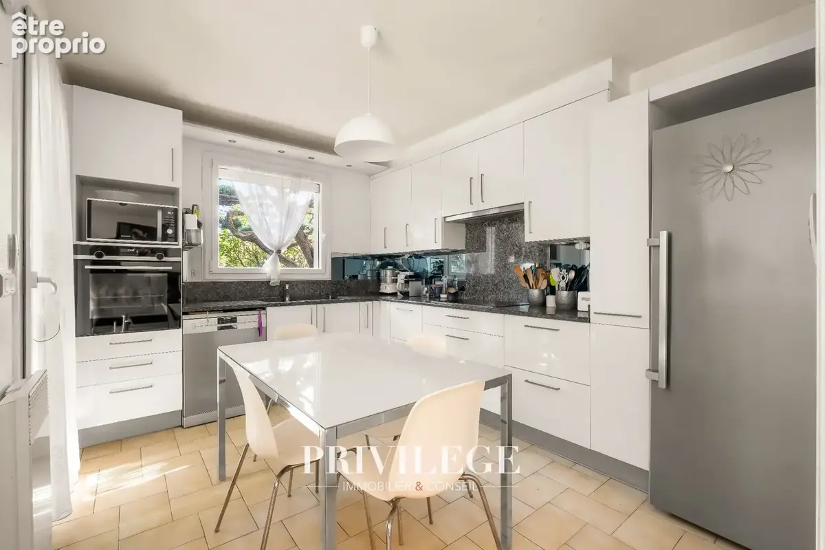 Chassieu   Maison familiale de 145 m2 avec jardin de 709 m2 à proximité du centre - photo 9