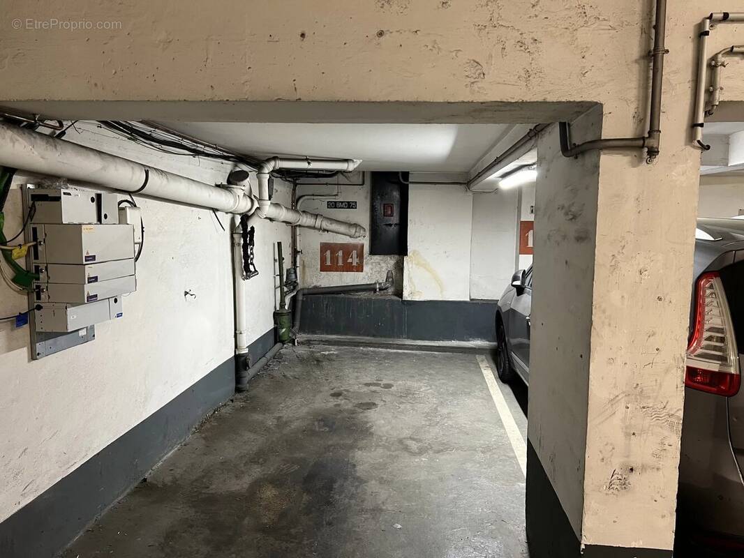 Parking à PARIS-16E