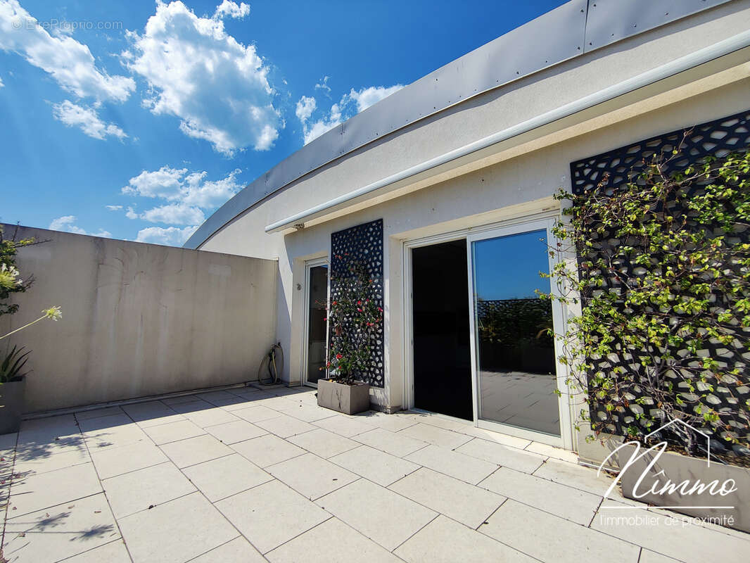 Nimes route duzes appartement t3 dernier etage terrasse garage ascenseur - photo 2