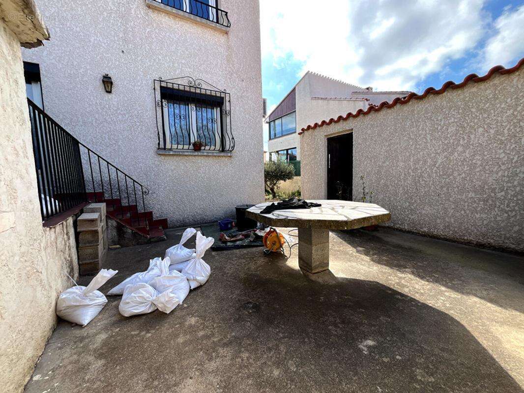 Maison à PEZILLA-LA-RIVIERE