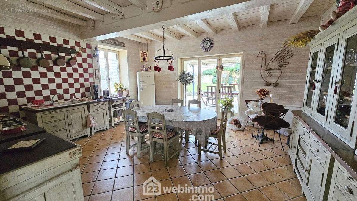 Voici la cuisine de 25 m² très spacieuse. - Maison à COURDIMANCHE-SUR-ESSONNE