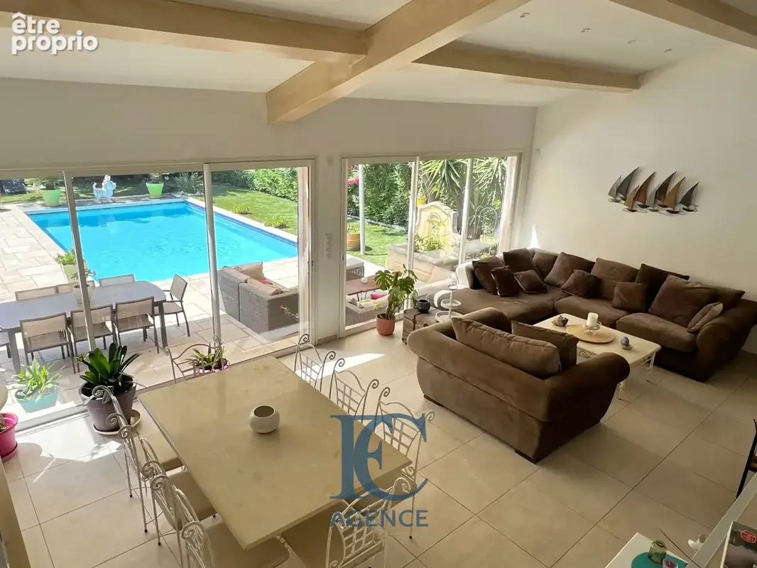 Propriété de 224 m2 au centre-ville - photo 2