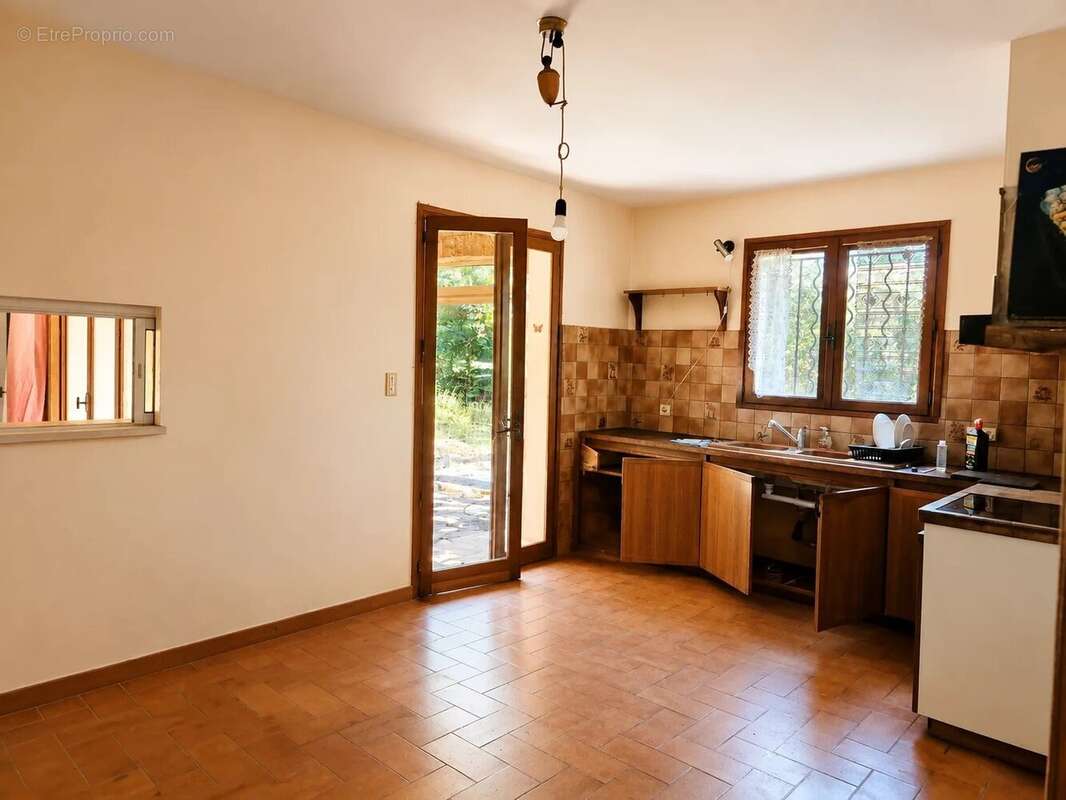 Villa familiale avec grand terrain arboré et vaste sous-sol amenageable - photo 6