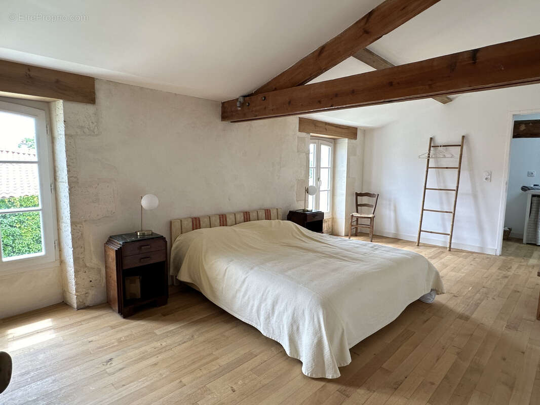 Maison à SAINT-JEAN-D'ANGELY