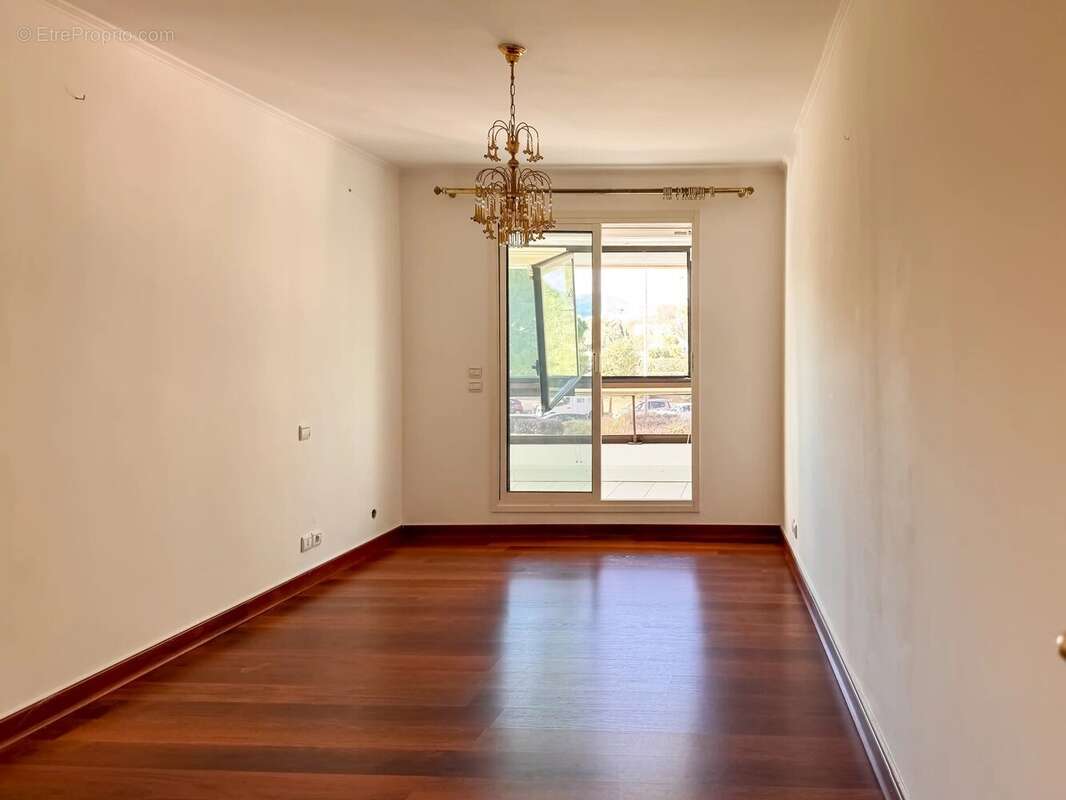 Appartement à SAINT-LAURENT-DU-VAR