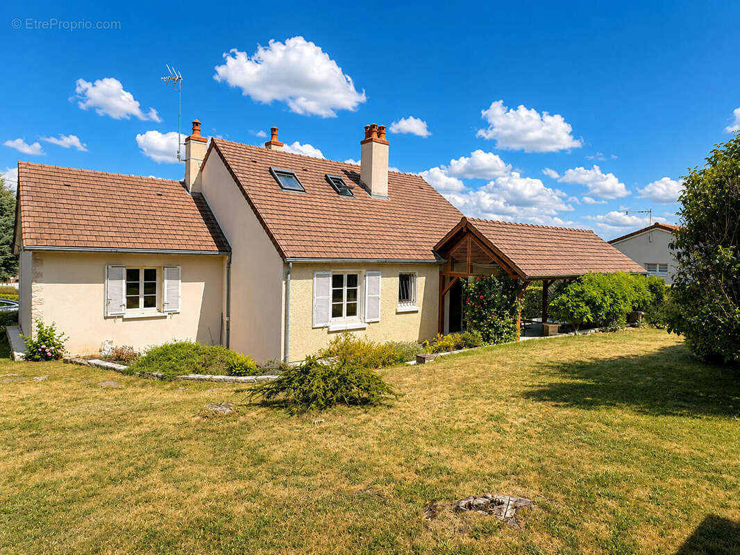 Hautes-Côtes - Maison familiale de 158 m2 - deux garages - deux terrasses - salle de bains et salle d'eau - poêle à granulé - 3  - photo 14