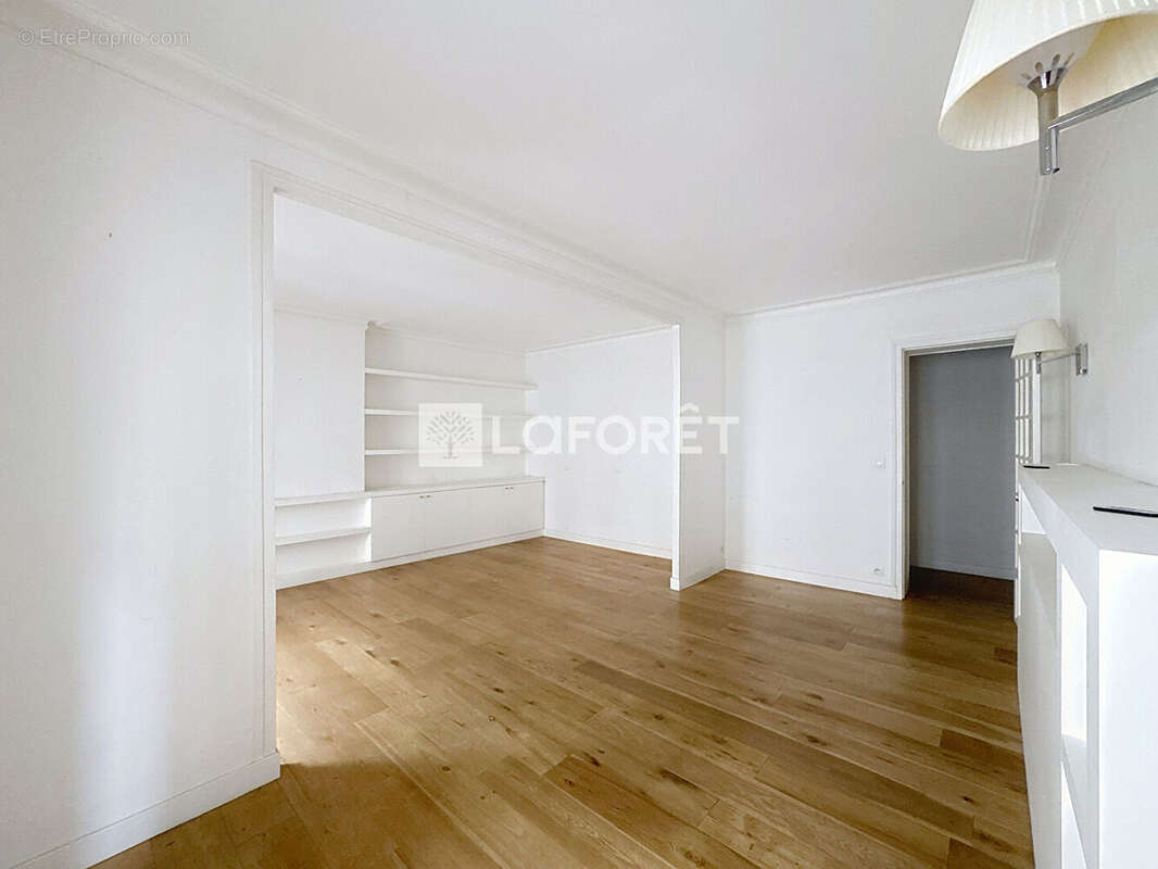 Appartement à PARIS-16E