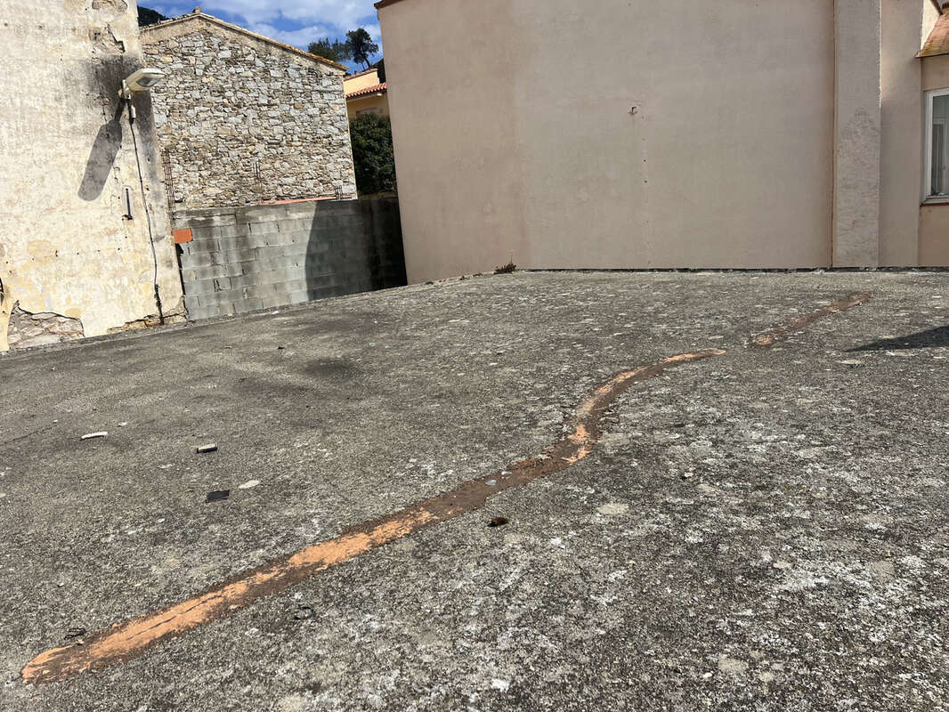 Parking à LE PERTHUS