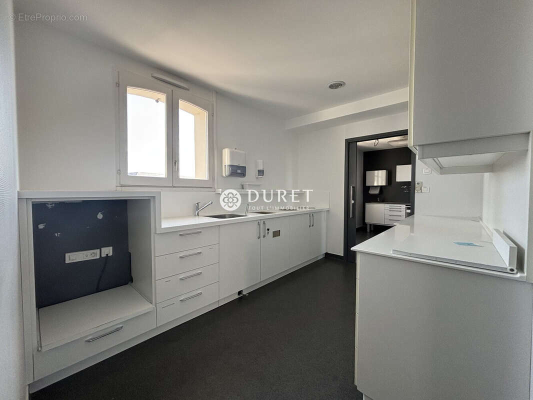 Commerce 200 m² à Saint-Gilles-Croix-De-Vie  - photo 8