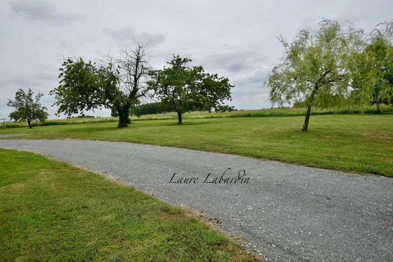 Maison avec surface habitable de 300m2 - pierre et poutre apparentes - 5 chambres - dépendances à CAUMONT-SUR-GARONNE (47) - photo 10