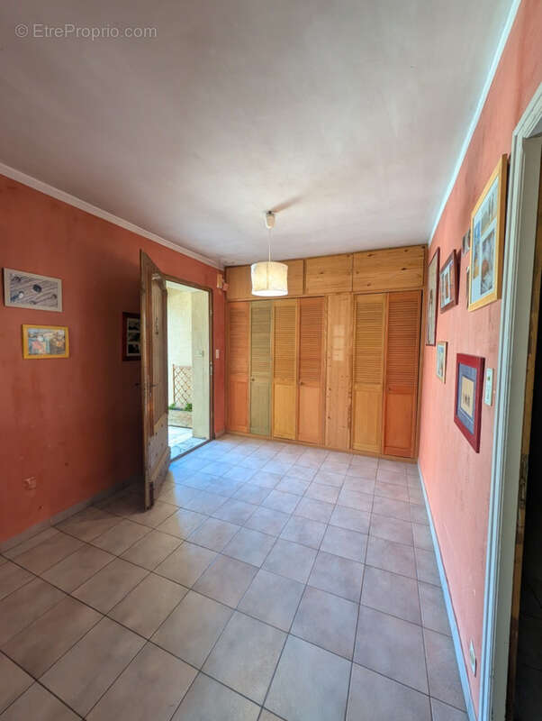 Maison à ENTRAIGUES-SUR-LA-SORGUE