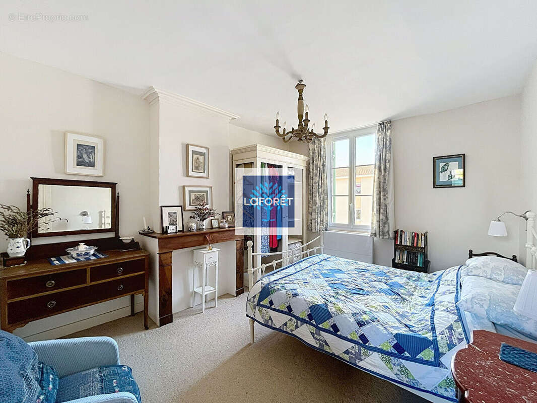 Maison à BUSSAC-FORET