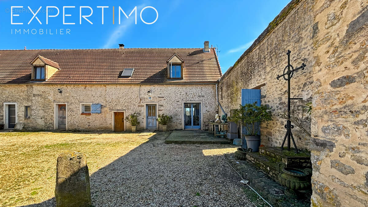 À VENDRE : Corp de ferme 230 m2 habitable (possibilité d'agrandissement), 380 m2 de granges et hangar 150 m2 - photo 4