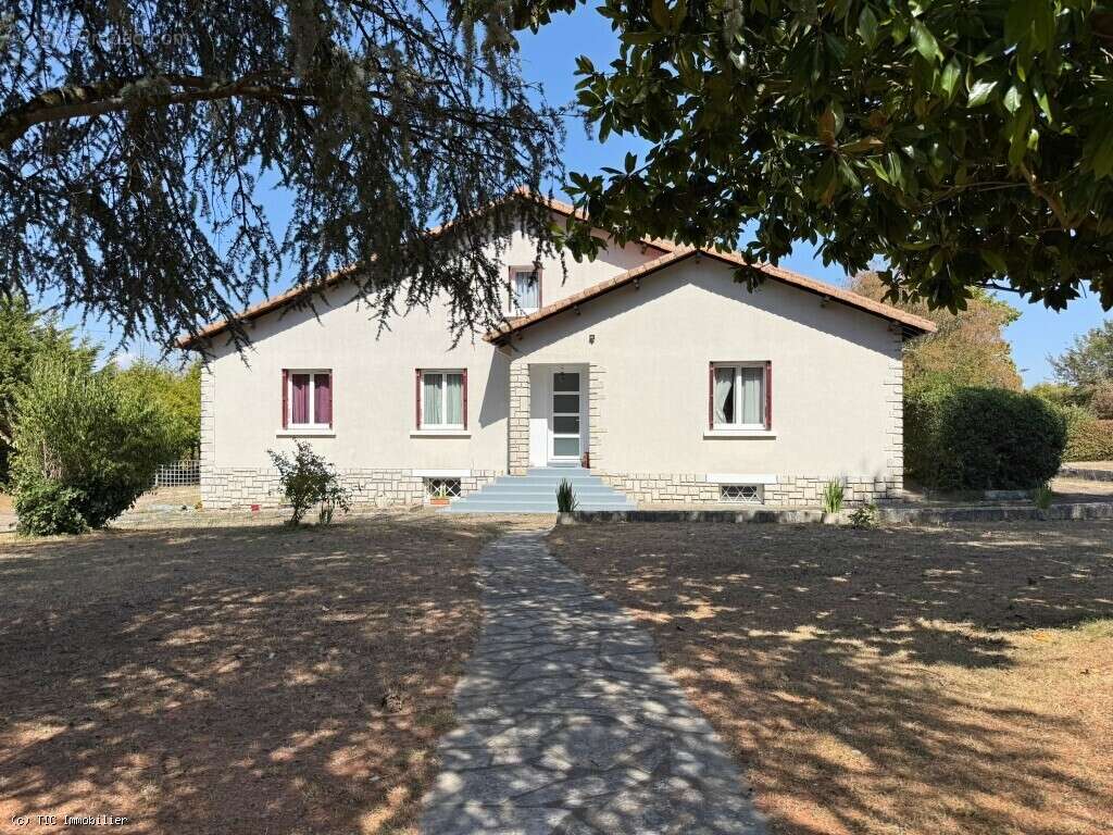 Exclusif : Grande Maison de Famille Dans le Village Médiéval de Verteuil-Sur-Charente - photo 29