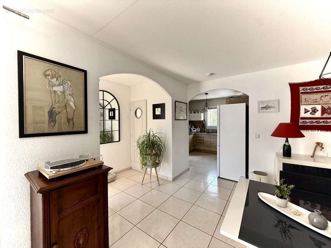 Superbe villa avec piscine sur belle parcelle de terrain arborée - photo 13