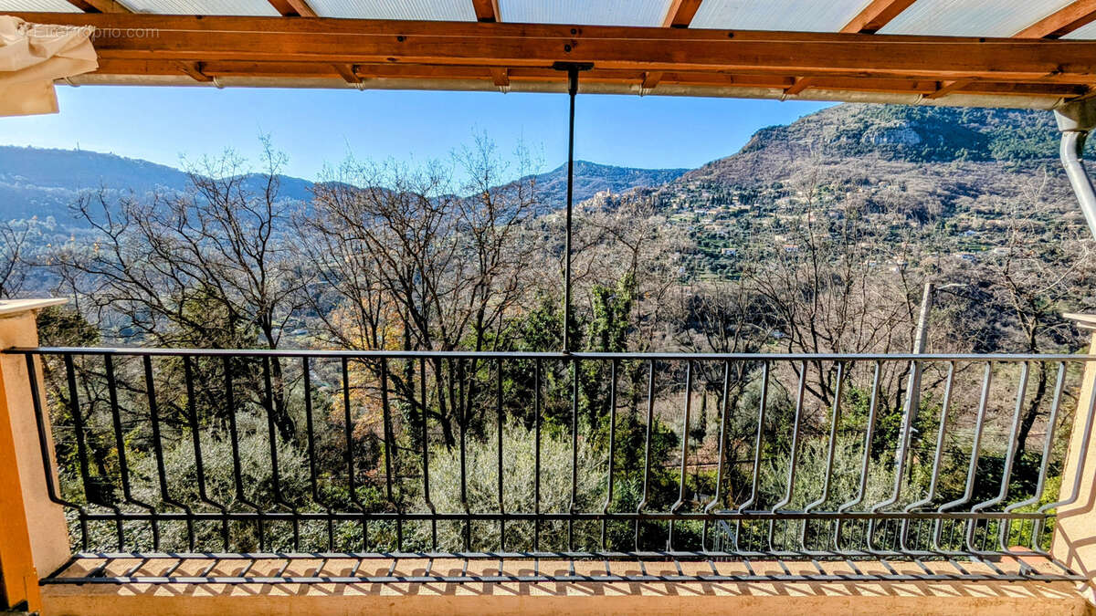 À Tourrettes-sur-Loup   Maison composée de 3 appartements + studio, piscine et vaste sous-sol - photo 27