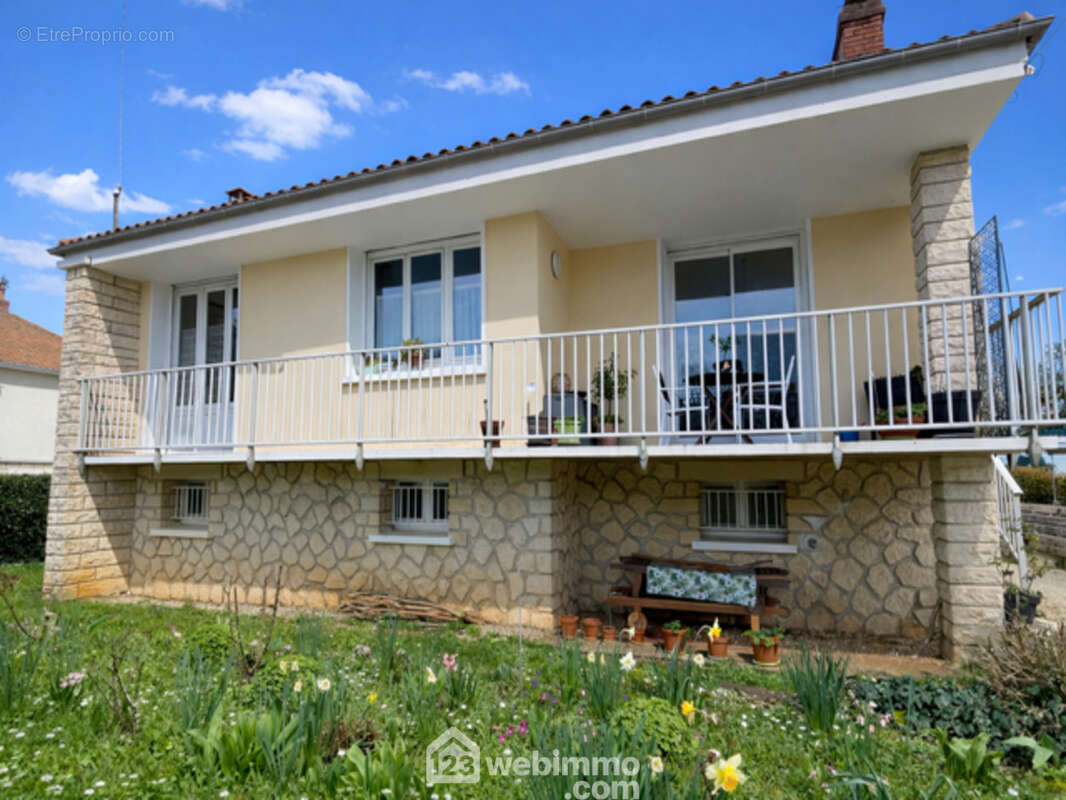 Dans un environnement calme et résidentiel, - Maison à SAINT-BENOIT